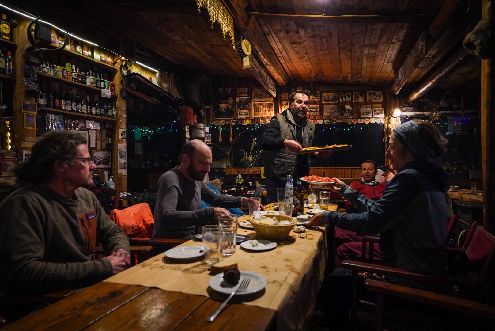 Diner en refuge, tzoumerka — vallée de matsouki, lors d’une itinérance à ski en Grèce.